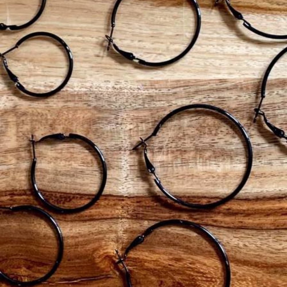 BLACK ENAMEL HOOP EARRING SET